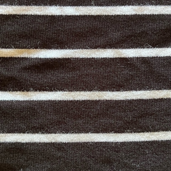 Vince Camuto, women’s black and white stripe keyhole pull over sleeveless top M - Picture 8 of 8